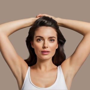 mujer brazos alzados